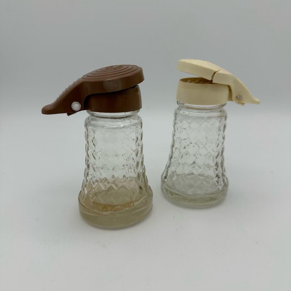 Vtg Salt & Pepper Shakers Clear Glass Retro Collectible Farmhouse Cracked lid
